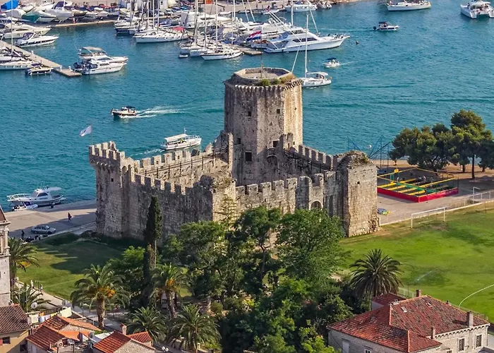 A With Balcony And The Sea View Seget Vranjica